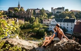 Panoramablick auf die Ruinen von Burg und Kloster Oybin View to the ruins of the Oybin castle and monastery