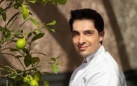 kousek masa na talíři v restauraci