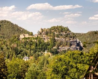 Panoramablick auf die Ruinen von Burg und Kloster Oybin View to the ruins of the Oybin castle and monastery