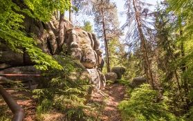 Panoramablick auf die Ruinen von Burg und Kloster Oybin View to the ruins of the Oybin castle and monastery