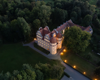 aussenaufnahme drohne abends schlosshotel (1)