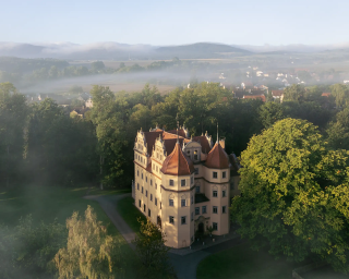 aussenaufnahme drohne morgens schlosshotel (1)