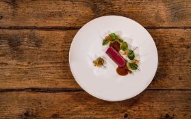 stueck fleisch auf dem teller im restaurant
