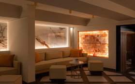 Elegante Salzwand Moderne Lounge mit bequemen Sitzgelegenheiten und beleuchteter Salzwand.
