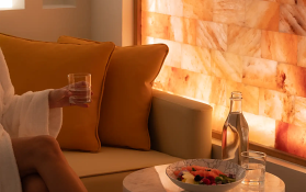 Elegante Salzwand Moderne Lounge mit bequemen Sitzgelegenheiten und beleuchteter Salzwand.