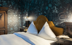 Elegantes Schlafzimmer mit floralem Design Gemütliches Bett mit dekorativer Wand und Nachttisch.