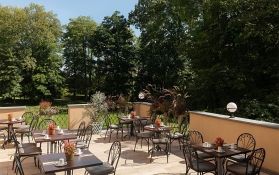 Frühstück auf der Terrasse Frühstück mit Blick in den Park auf der Terrasse