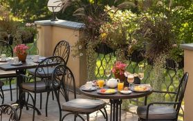 Frühstück auf der Terrasse Frühstück mit Blick in den Park auf der Terrasse
